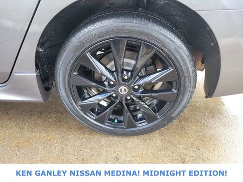 Used 2018 Nissan Sentra SR w/ SR Midnight Edition Package image 20