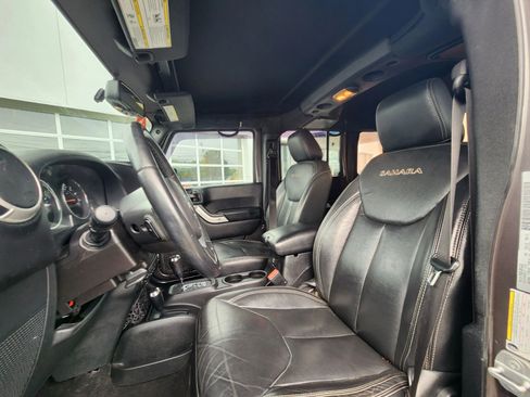Used 2016 Jeep Wrangler Unlimited Sahara w/ Dual Top Group AWD/4WD image 23
