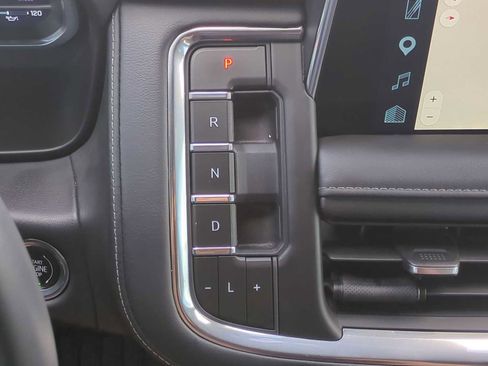Used 2023 Chevrolet Tahoe Z71 w/ Luxury Package AWD/4WD image 16