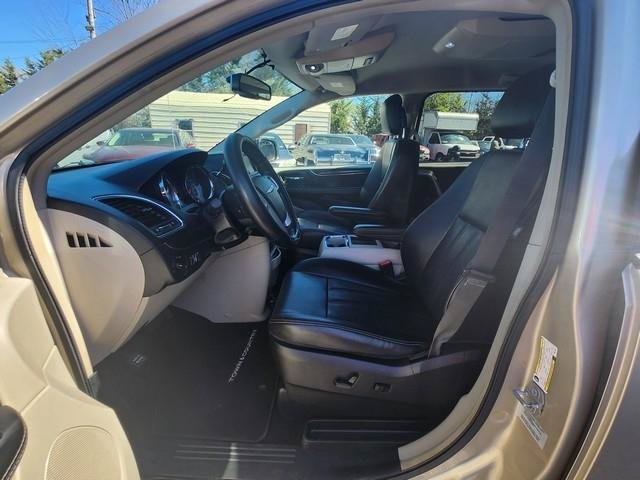Used 2015 Chrysler Town & Country Touring FWD image 10
