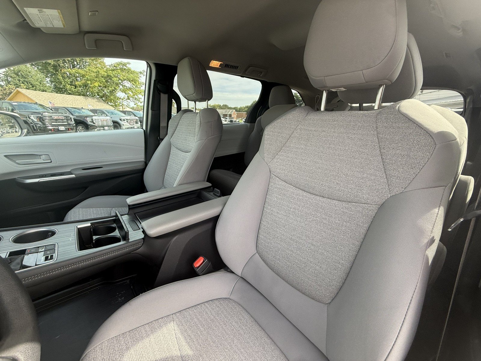 Used 2025 Toyota Sienna LE FWD image 10