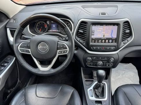 Used 2017 Jeep Cherokee Overland w/ Technology Group FWD image 17