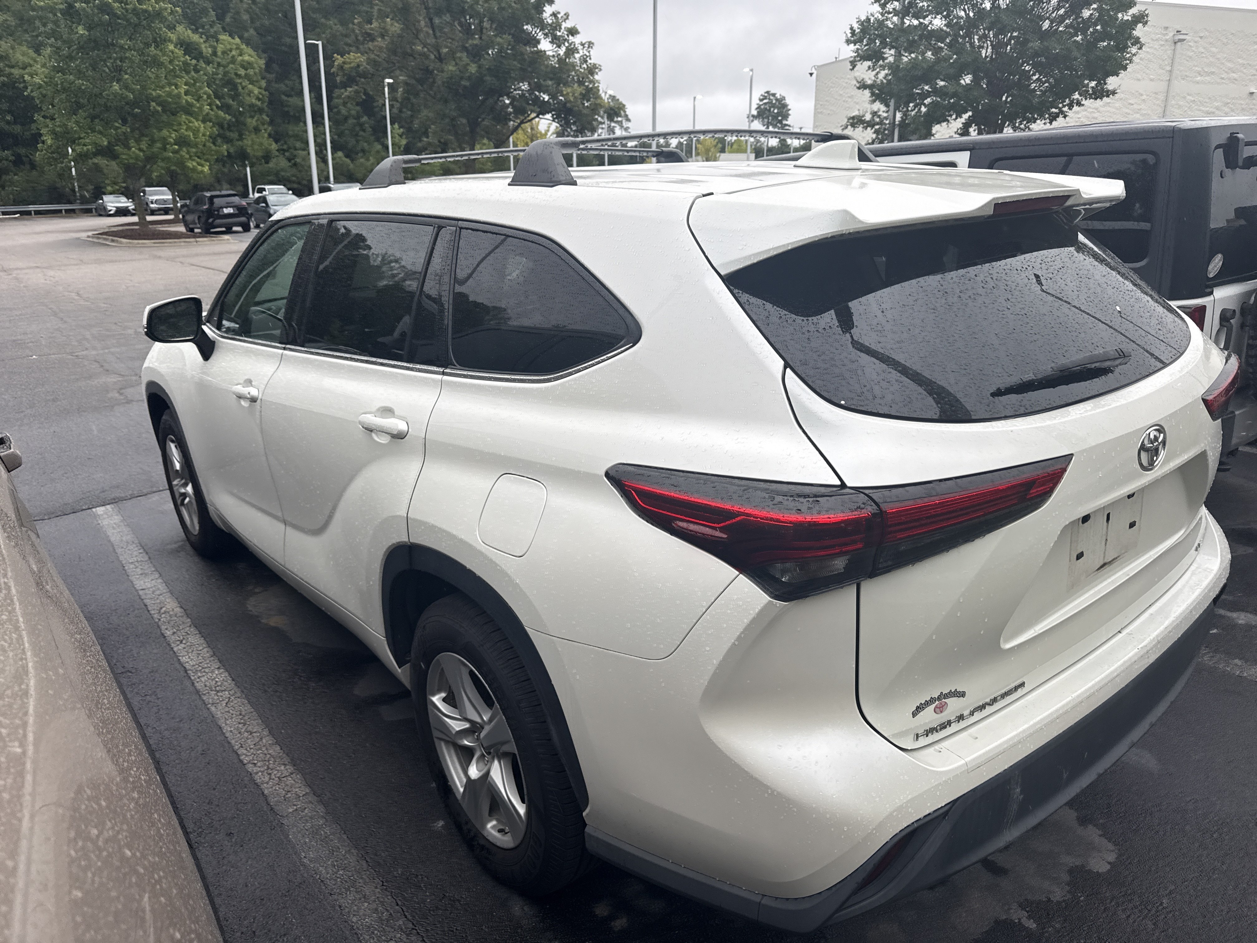 Used 2021 Toyota Highlander LE FWD image 10