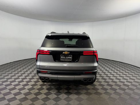 Used 2025 Chevrolet Traverse LT FWD image 9
