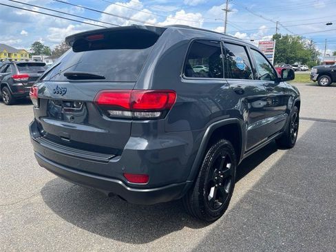 Used 2018 Jeep Grand Cherokee Laredo AWD/4WD image 3