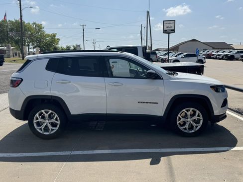 Used 2024 Jeep Compass Latitude AWD/4WD image 3