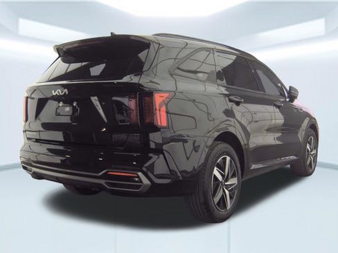 Used 2023 Kia Sorento EX w/ Panoramic Sunroof Package image 2