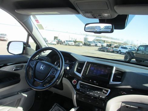 Used 2018 Honda Pilot Touring image 23