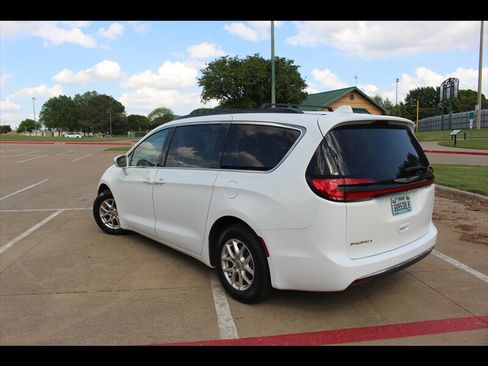 Used 2022 Chrysler Pacifica Touring-L image 2