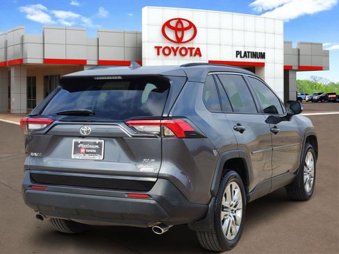 Used 2021 Toyota RAV4 XLE Premium image 4