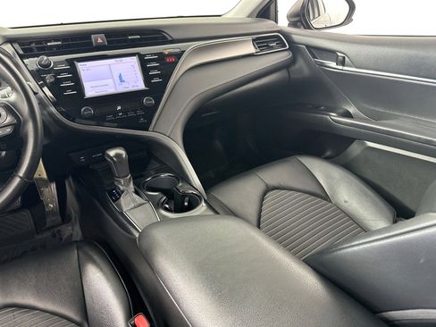 Used 2019 Toyota Camry SE FWD image 21