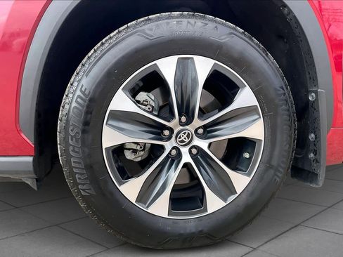 Used 2024 Toyota Highlander XLE image 11