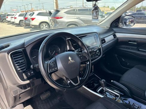 Used 2022 Mitsubishi Outlander ES FWD image 9