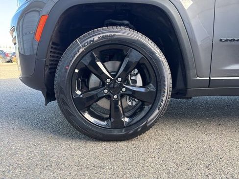 New 2026 Jeep Grand Cherokee L Limited w/ Limited Altitude Package AWD/4WD image 9