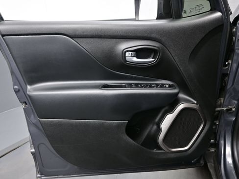 Used 2022 Jeep Renegade Latitude AWD/4WD image 9