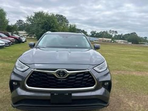 Used 2023 Toyota Highlander Limited FWD image 2