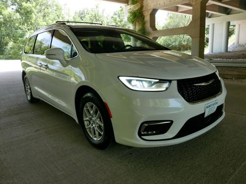 Used 2021 Chrysler Pacifica Touring-L image 29