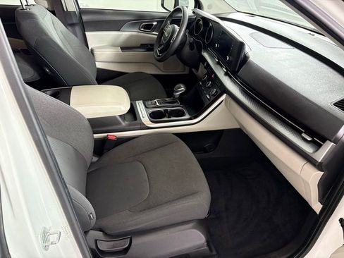 Used 2022 Kia Carnival LX image 40