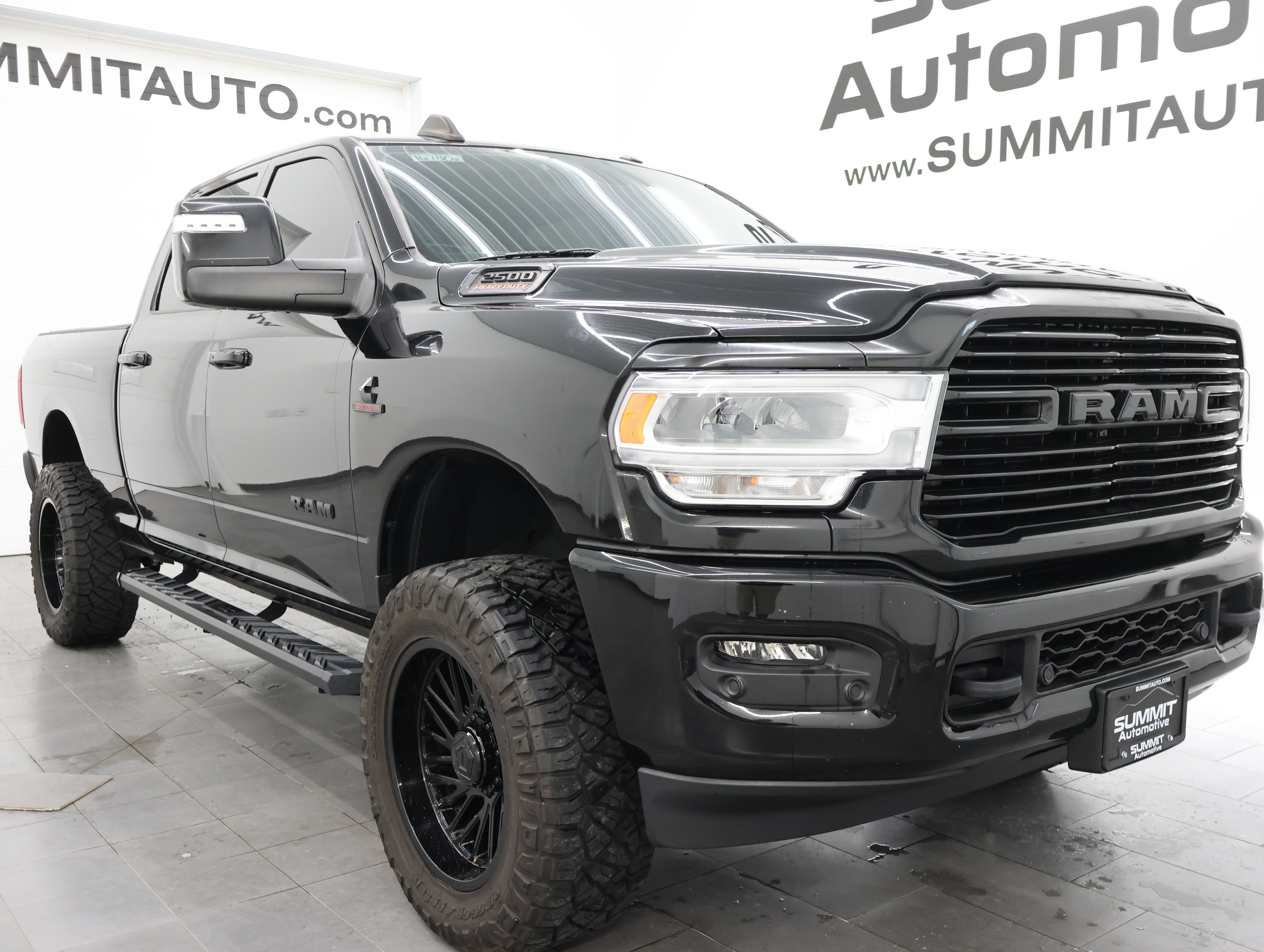 Used 2024 RAM 2500 Laramie AWD/4WD image 2