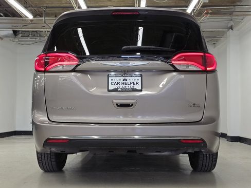 Used 2017 Chrysler Pacifica Touring Plus w/ Tire & Wheel Group FWD image 10