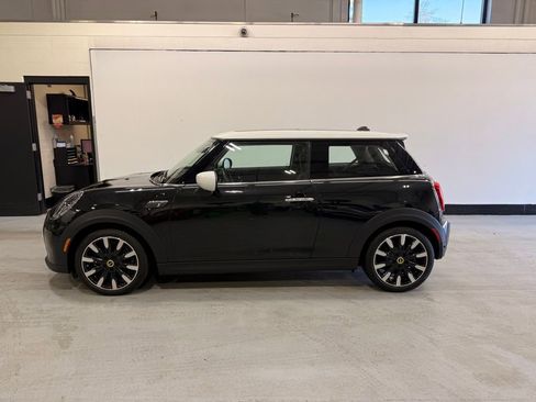 Certified 2024 MINI Cooper SE image 2