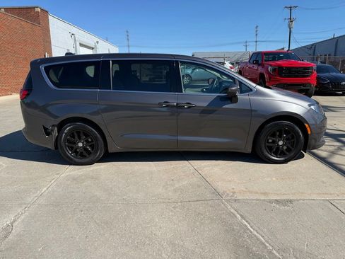 Used 2017 Chrysler Pacifica Touring FWD image 2