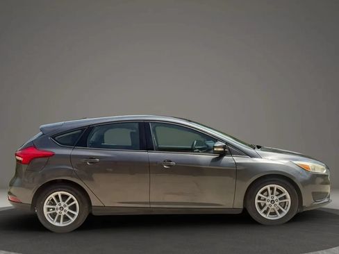 Used 2017 Ford Focus SE FWD image 2