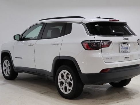 Used 2025 Jeep Compass Latitude w/ Sun & Sound Group AWD/4WD image 5