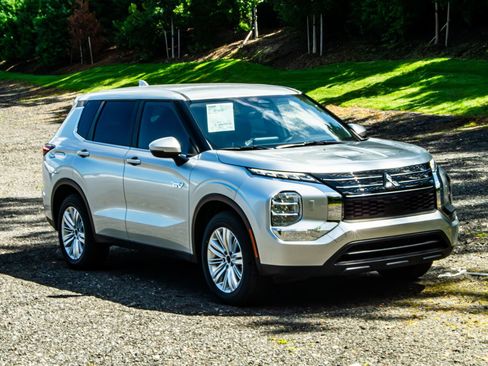 New 2025 Mitsubishi Outlander ES image 12