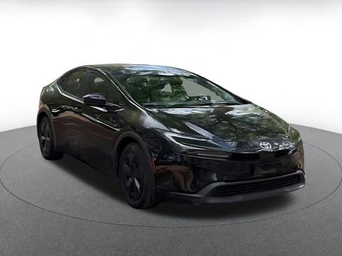 Used 2025 Toyota Prius LE image 3