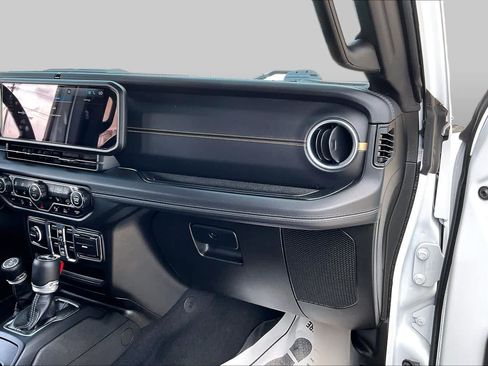 Used 2025 Jeep Wrangler Unlimited Sahara AWD/4WD image 17