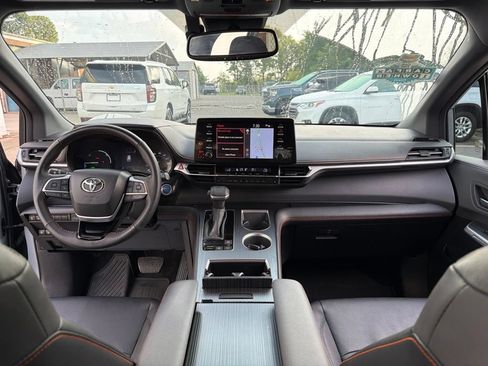 Used 2023 Toyota Sienna XSE AWD/4WD image 23