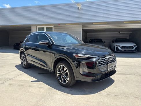Certified 2025 Audi Q5 Premium w/ Convenience Package AWD/4WD image 3