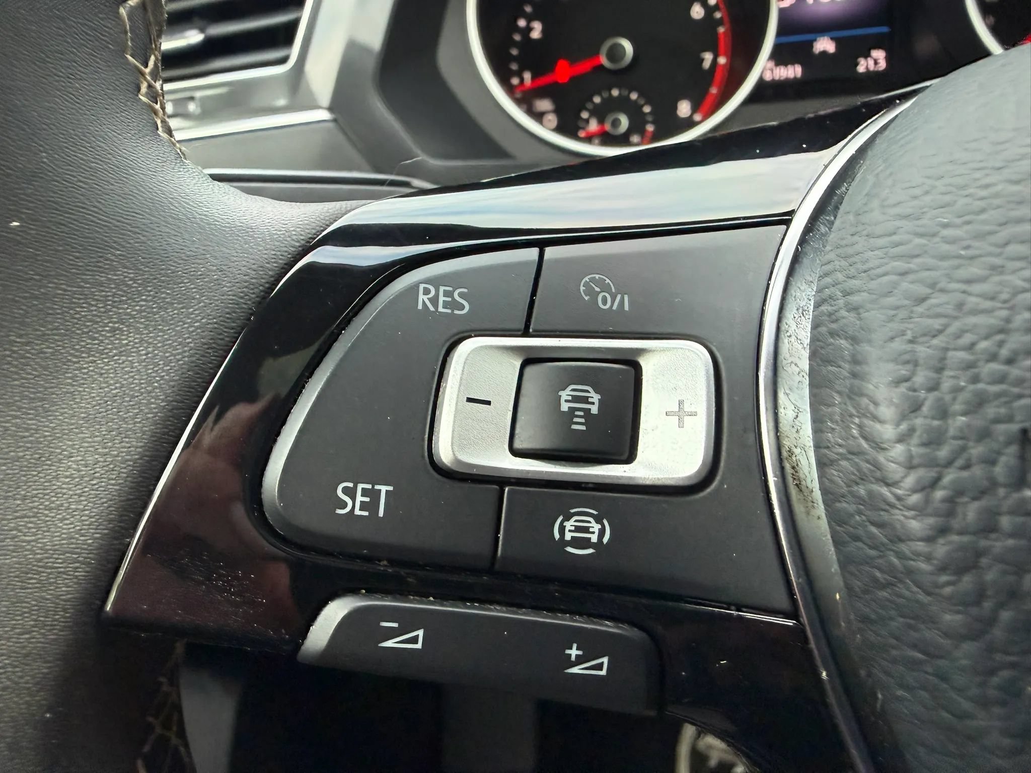 Used 2021 Volkswagen Tiguan SE w/ Panoramic Sunroof Package FWD image 28