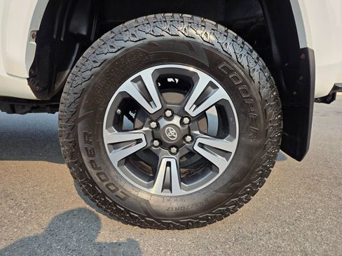 Used 2016 Toyota Tacoma TRD Sport AWD/4WD image 11