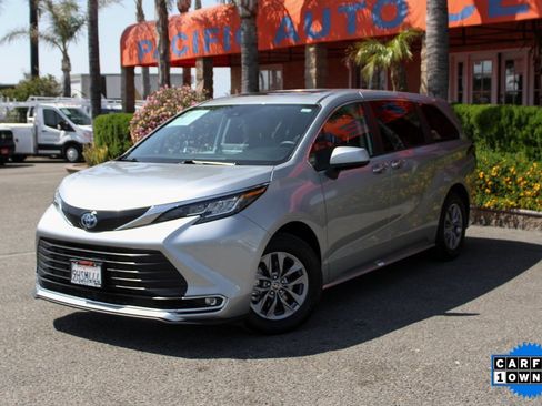 Used 2023 Toyota Sienna XLE image 4