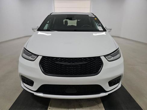 Used 2022 Chrysler Pacifica Touring-L w/ S Appearance Package FWD image 2