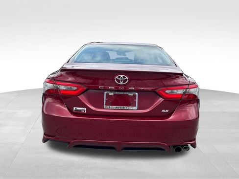 Used 2018 Toyota Camry SE image 4