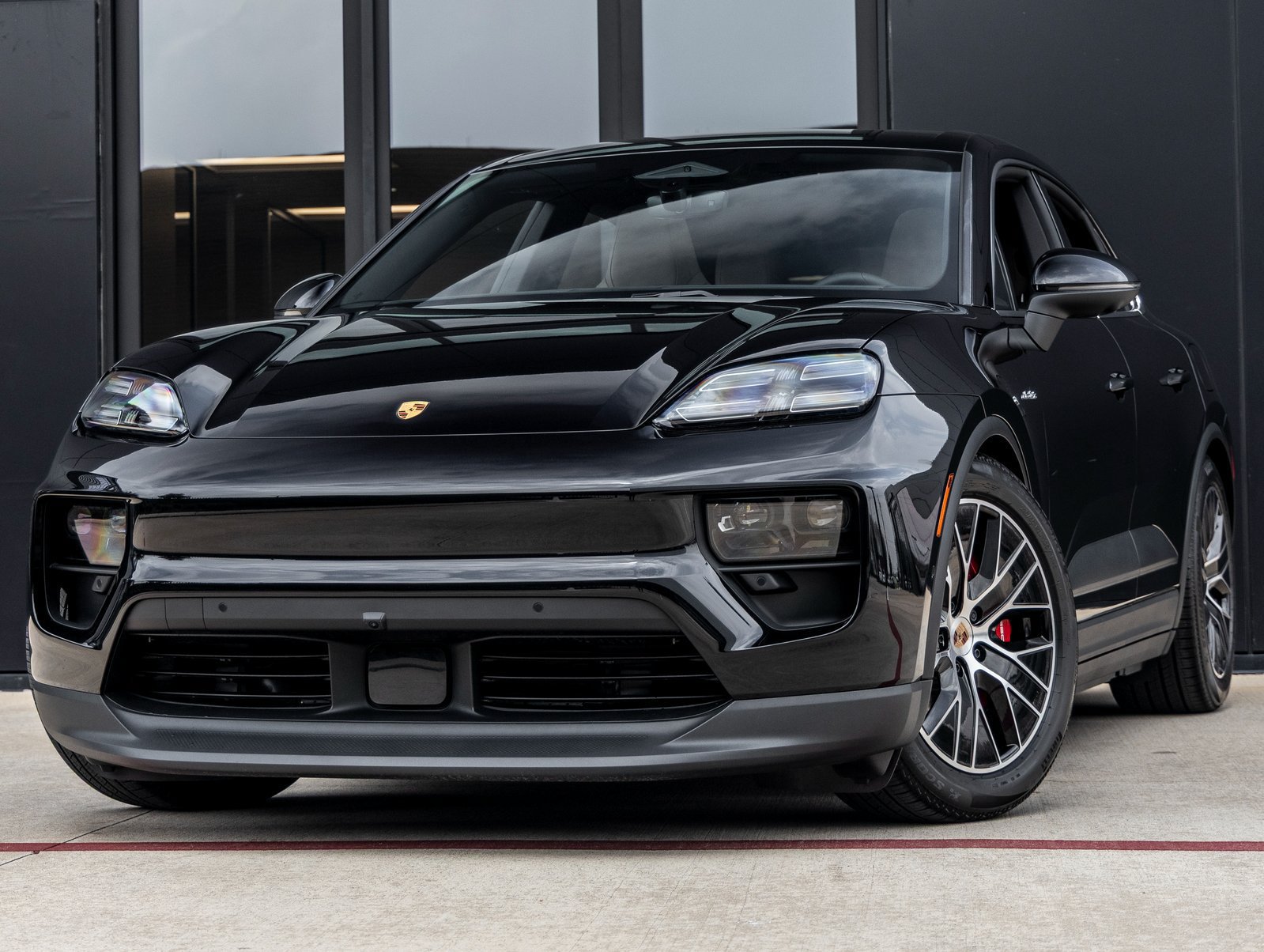 Certified 2025 Porsche Macan 4S Electric AWD/4WD image 1