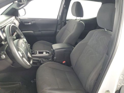 Used 2016 Toyota Tacoma TRD Sport image 12