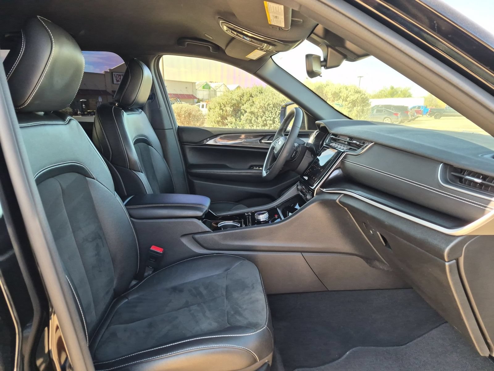 Used 2023 Jeep Grand Cherokee Altitude AWD/4WD image 27