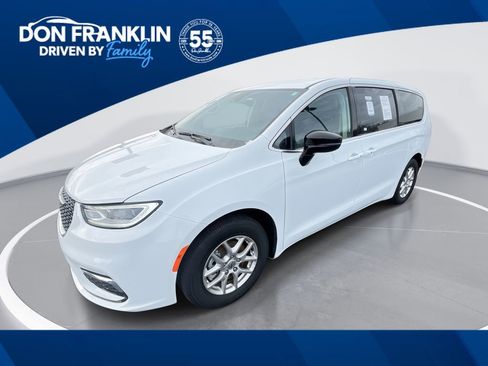 Used 2024 Chrysler Pacifica Touring-L FWD image 1