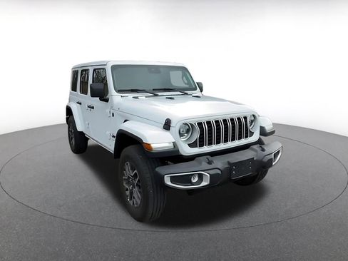 Used 2025 Jeep Wrangler Sahara image 3