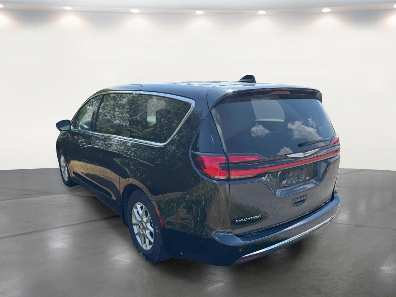 Used 2023 Chrysler Pacifica Touring-L FWD image 19