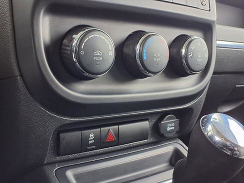 Used 2014 Jeep Patriot Latitude image 9