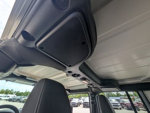 Used 2018 Jeep Wrangler Unlimited Sahara w/ Connectivity Group image 32