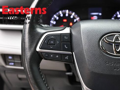 Used 2022 Toyota Highlander LE AWD/4WD image 15