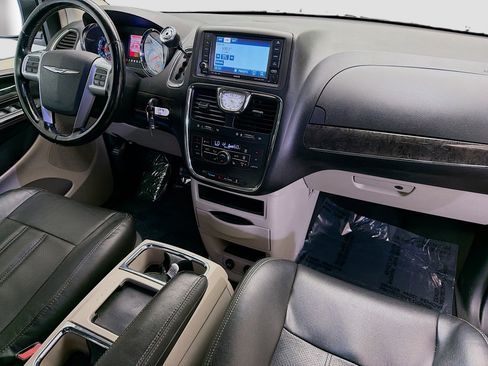 Used 2011 Chrysler Town & Country Touring-L image 12