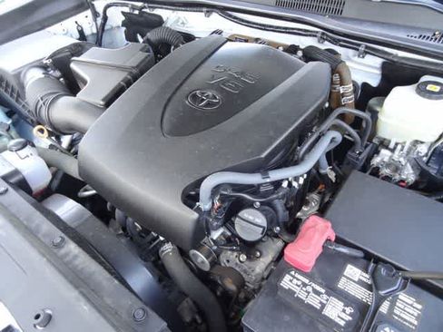 Used 2022 Toyota Tacoma TRD Off-Road w/ Technology Package AWD/4WD image 39