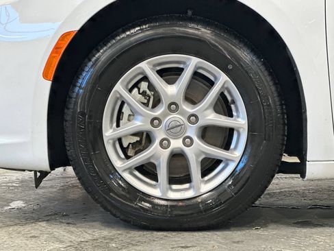 Used 2025 Chrysler Pacifica Select FWD image 9